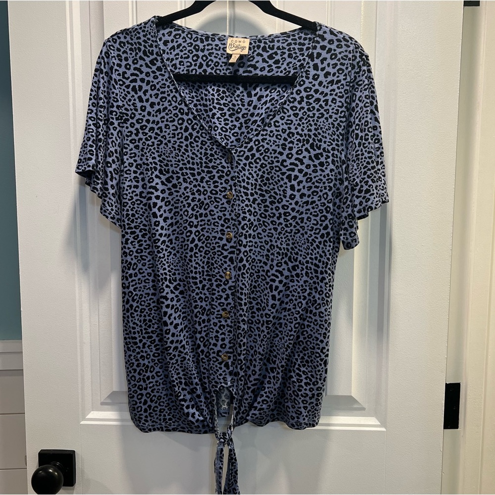 Como Vintage Blue Animal Print‎ Short Sleeved Tie Front Blouse. Size Small.
